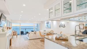 Χώρος καθιστικού στο Beach Retreat with Oceanfront Balconies Direct Beach Access Pacific Coast Outlook by AvantStay