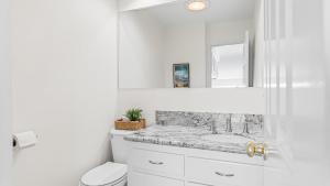 Ένα μπάνιο στο Beach Retreat with Oceanfront Balconies Direct Beach Access Pacific Coast Outlook by AvantStay +28 φωτογραφίες