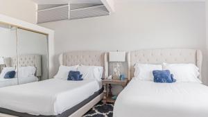 Ένα ή περισσότερα κρεβάτια σε δωμάτιο στο Beach Retreat with Oceanfront Balconies Direct Beach Access Pacific Coast Outlook by AvantStay