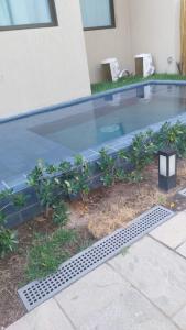 een zwembad voor een gebouw bij Max Suites block A, apartment 002 in Praia dos Carneiros