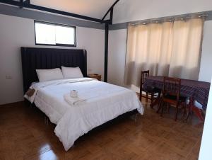 Ένα ή περισσότερα κρεβάτια σε δωμάτιο στο Hostal Ayllu