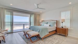 Кровать или кровати в номере 710 Ocean Boulevard AvantStay Oceanfront Private Pool Rooftop Deck +60 фотографий