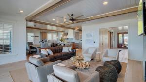 Гостиная зона в 710 Ocean Boulevard AvantStay Oceanfront Private Pool Rooftop Deck