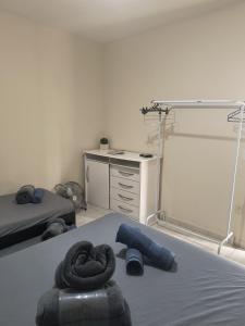 a room with a bed and a desk and a room with aimeter at Casa da Lagoa Azul in Arraial do Cabo