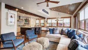 Χώρος καθιστικού στο Modern 5BDR right off Main Street w Hot Tub Main Street Escape by AvantStay