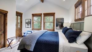 Ένα ή περισσότερα κρεβάτια σε δωμάτιο στο Modern 5BDR right off Main Street w Hot Tub Main Street Escape by AvantStay