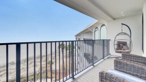 Μπαλκόνι ή βεράντα στο 516 Seascape Oceanfront Condo with Pool Access in Wild Dunes