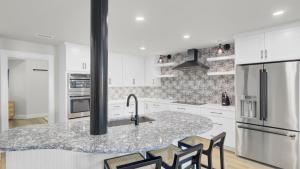 Η κουζίνα ή μικρή κουζίνα στο 516 Seascape Oceanfront Condo with Pool Access in Wild Dunes