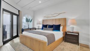 Ένα ή περισσότερα κρεβάτια σε δωμάτιο στο 516 Seascape Oceanfront Condo with Pool Access in Wild Dunes