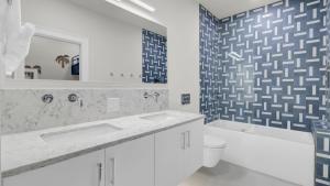 Ένα μπάνιο στο 516 Seascape Oceanfront Condo with Pool Access in Wild Dunes +24 φωτογραφίες