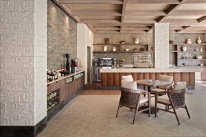 een keuken met een tafel en stoelen en een aanrecht bij Hotel Indigo Playa del Carmen by IHG in Playa del Carmen