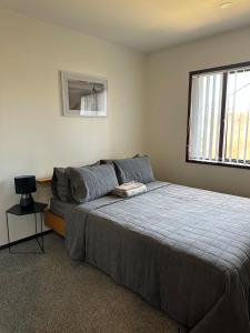 Ένα ή περισσότερα κρεβάτια σε δωμάτιο στο Carnoustie Calm- A Cosy Wattle Downs Home