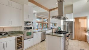 Η κουζίνα ή μικρή κουζίνα στο Orca Ridge on Resort Road by AvantStay A Views