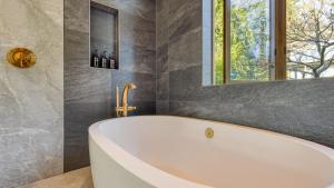 Ένα μπάνιο στο Orca Ridge on Resort Road by AvantStay A Views +40 φωτογραφίες