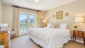 a bedroom with a white bed and a window at Sonoma Sunshine by AvantStay Countryside Views in Glen Ellen +39 photos