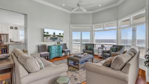 Гостиная зона в 502 Ocean Blvd by AvantStay Beachfront w Pool Ocean Views