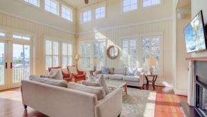 Телевизор и/или развлекательный центр в 913 Carolina Boulevard by AvantStay Private Pool Ocean View Rooftop