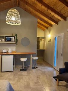 uma cozinha com uma mesa e bancos em uma sala em Patagonia Nido em Trevelín