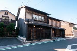 een gebouw aan de kant van een straat bij Atlechia Gion Uji Villa アトレチア祇園 宇治別邸 in Uji