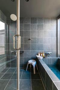 アトレチア祇園宇治別邸プレミアム في يوجي: حمام مع دش ومغسلة ومقعد +74 صورة