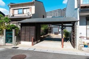 アトレチア祇園宇治別邸プレミアム في يوجي: مأوى في منتصف الشارع