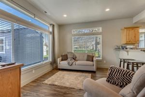 Una sala de estar con un sofá y dos ventanas. en 3 Bed 2 Bath King Beds with Smoker Grill, en Layton