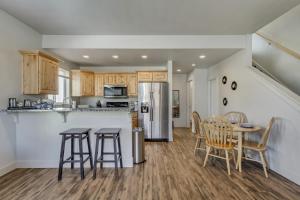 Una cocina y un comedor con mesa y sillas. en 3 Bed 2 Bath King Beds with Smoker Grill, en Layton