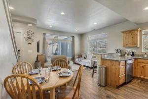 Una cocina y una sala de estar con mesa y sillas. en 3 Bed 2 Bath King Beds with Smoker Grill, en Layton