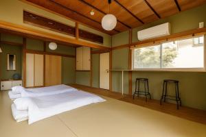 En eller flere senge i et værelse på 腰越小動の宿