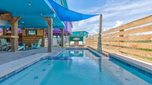 Piscina de la sau aproape de Totally Beachin by AvantStay Private Heated Pool Hot Tub Fire Pit