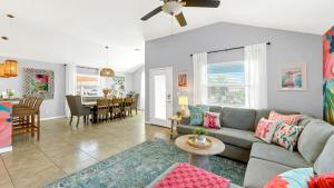 O zonă de relaxare la Totally Beachin by AvantStay Private Heated Pool Hot Tub Fire Pit