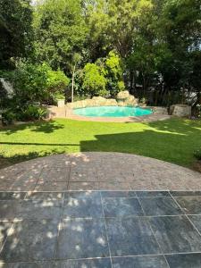 Swimmingpoolen hos eller tæt på The House On Straight Avenue