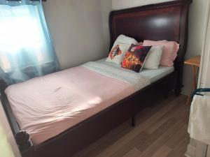 Postel nebo postele na pokoji v ubytování Cozy downtown one bedroom free parking