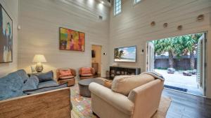 TV a/nebo společenská místnost v ubytování 16 Palms by AvantStay Luxury Getaway Backyard Oasis Pool Playscape Access