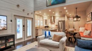 Kuchyň nebo kuchyňský kout v ubytování 16 Palms by AvantStay Luxury Getaway Backyard Oasis Pool Playscape Access