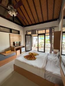 Postel nebo postele na pokoji v ubytování Tropica Gili Hotel - Gym & Recovery Spa