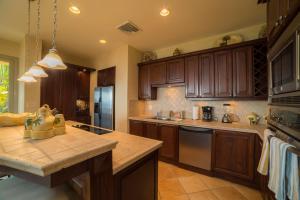 una cucina con mobili in legno e una grande isola di Marbella 1E 3 BR Ocean View a Isla Herradura