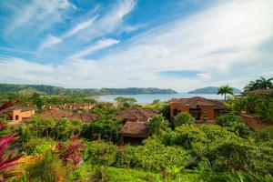 vista su un villaggio con un lago sullo sfondo di Marbella 1E 3 BR Ocean View a Isla Herradura Altre 42 foto