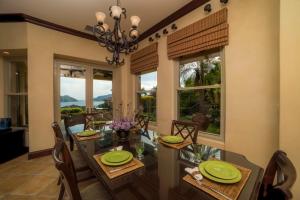 una sala da pranzo con tavolo, sedie e finestre di Marbella 1E 3 BR Ocean View a Isla Herradura