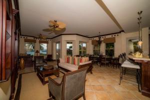 un soggiorno con un divano, sedie e un tavolo di Marbella 1E 3 BR Ocean View a Isla Herradura