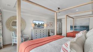 1 dormitorio con cama con dosel y espejo en 114 Ocean Boulevard by AvantStay Beachfront Infinity Pool Basketball Court Recently Renovated, en Sullivans Island 62 fotos más