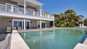 una piscina frente a una casa en 114 Ocean Boulevard by AvantStay Beachfront Infinity Pool Basketball Court Recently Renovated, en Sullivans Island