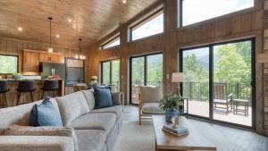 Un lugar para sentarse en Luxe Cabin w Hot Tub Views Game Room – Sleeps 10 Do Good Holler by AvantStay