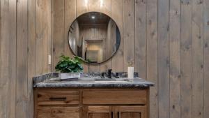 Galería fotográfica de Luxe Cabin w Hot Tub Views Game Room – Sleeps 10 Do Good Holler by AvantStay en Cosby 42 fotos más