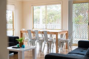 The Black Dolphin Holiday Park في ميريمبولا: غرفة طعام مع طاولة وكراسي