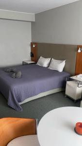 een slaapkamer met een groot bed met paarse lakens bij El rejunte , CABA in Buenos Aires