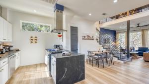 Η κουζίνα ή μικρή κουζίνα στο Pool Hot Tub Game Room Fire Pit Luxe Private 4BDR Maverick by AvantStay