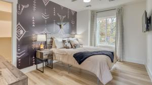 Ένα ή περισσότερα κρεβάτια σε δωμάτιο στο Pool Hot Tub Game Room Fire Pit Luxe Private 4BDR Maverick by AvantStay +39 φωτογραφίες