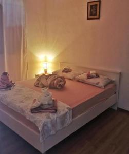 Giường trong phòng chung tại Apartment Saplunara 4923a