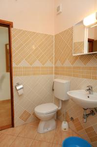 Phòng tắm tại Apartment Saplunara 4923a